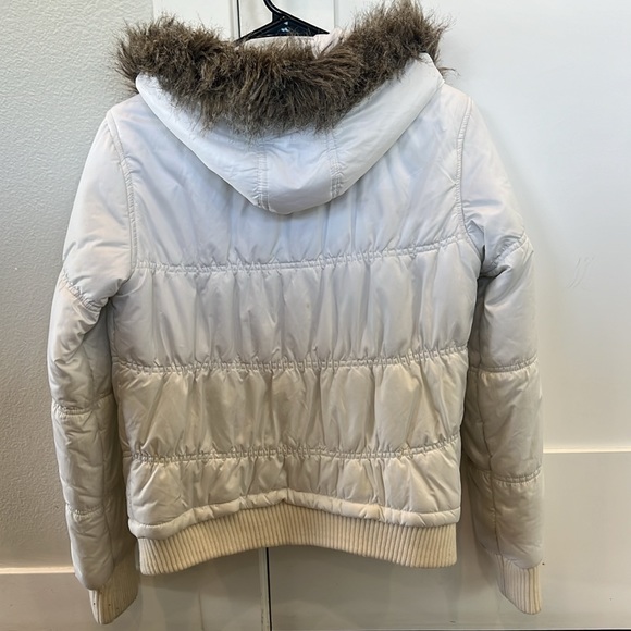 Girls M Yessica white puffer jacket. - Picture 3 of 3